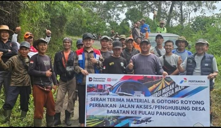 GOTONG ROYONG PERBAIKAN JALAN AKSES DESA BABATAN KE PULAU PANGGUNG
