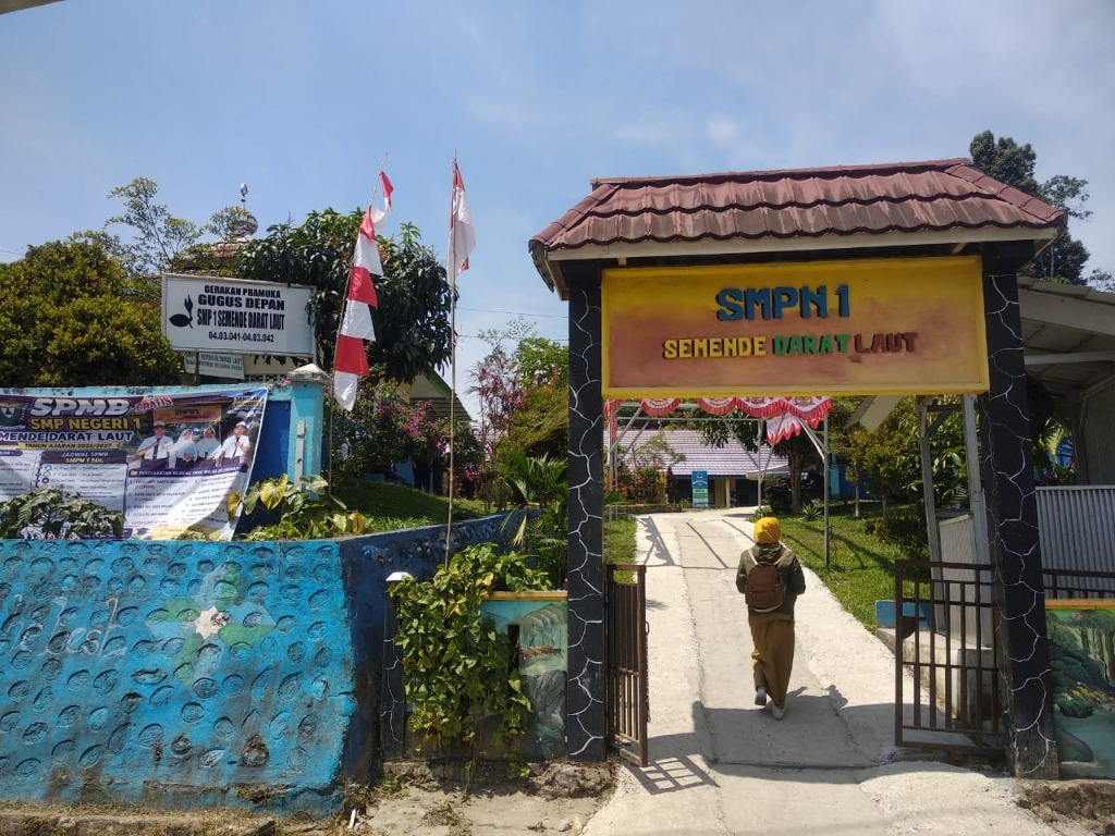SMP NEGRI 01 semende darat laut