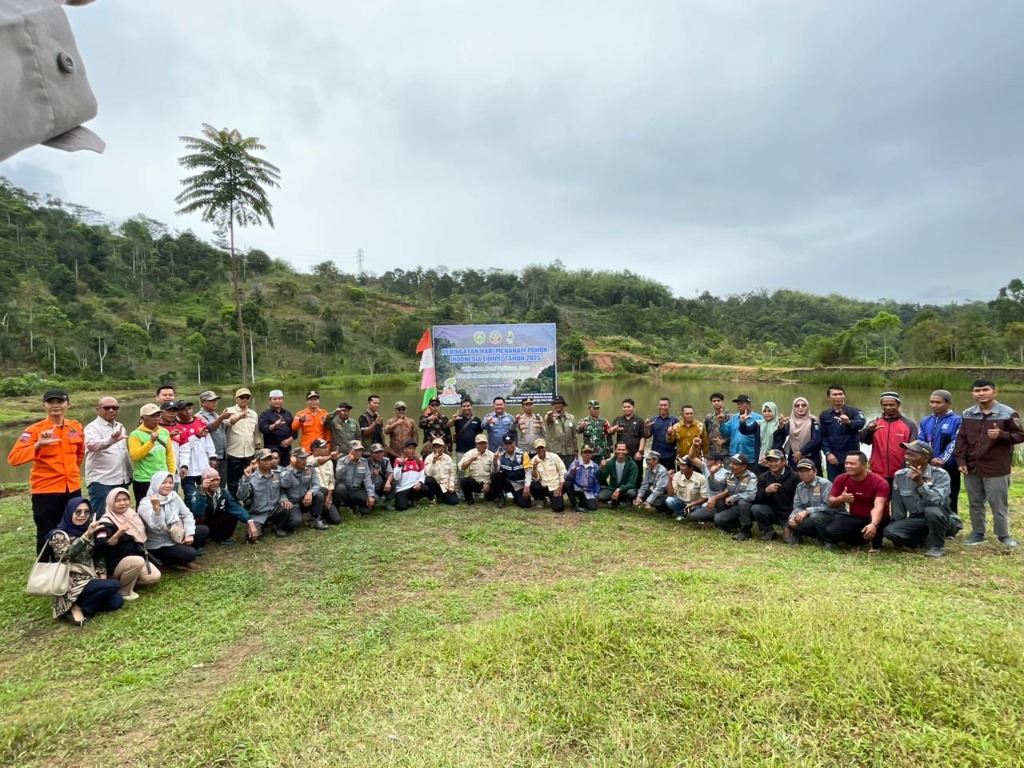 Foto Bersama Peringatan Hari Menanam Pohon Indonesia 2025